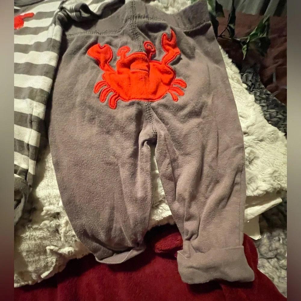 🦀 Carters 2 piece Set CUTE AS A BUTTON Crabby jogger Bottom and Onesie one Pc 9M